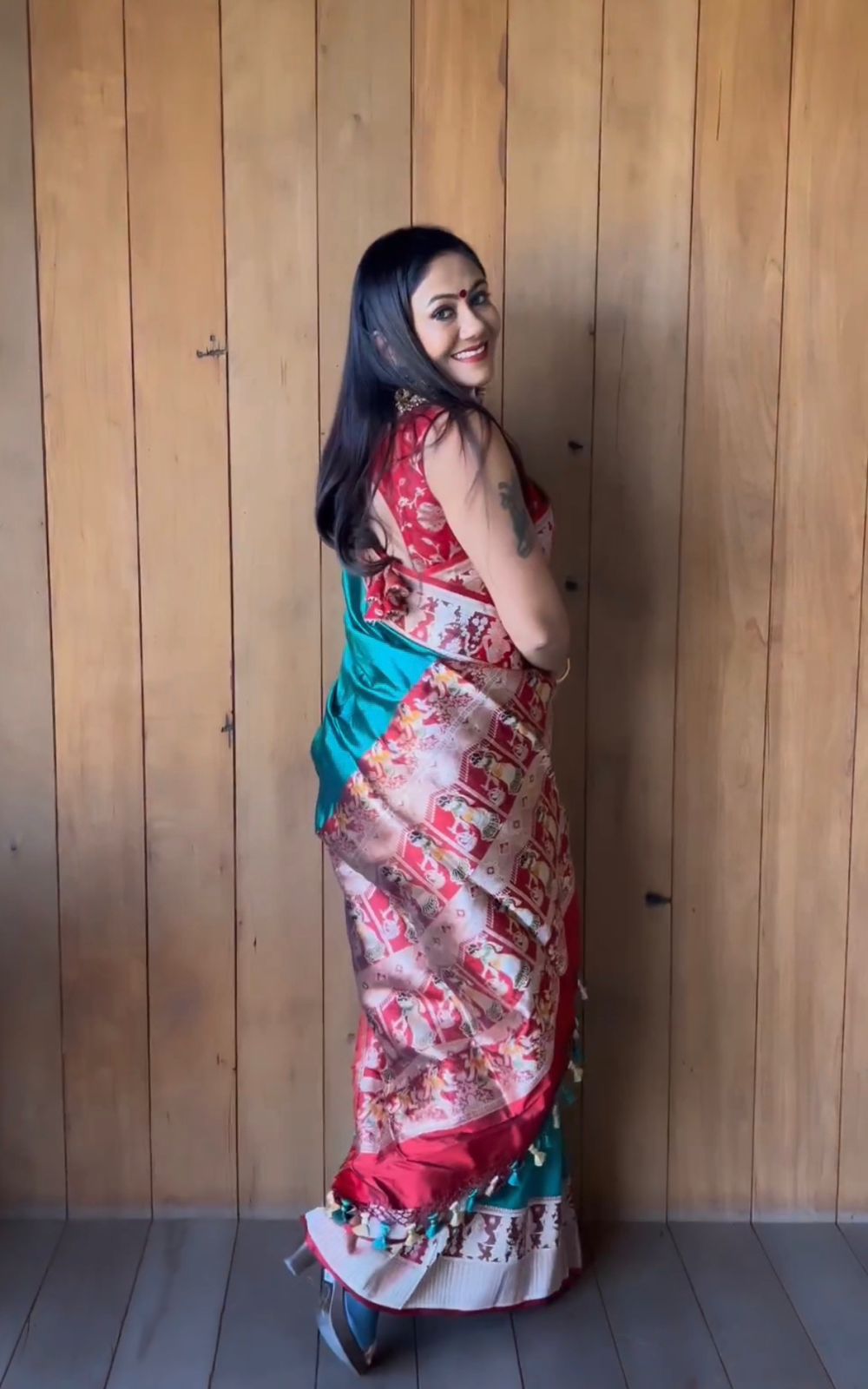Exquisite Banarasi Soft Silk Saree with Zari Motifs & Jacquard Weave