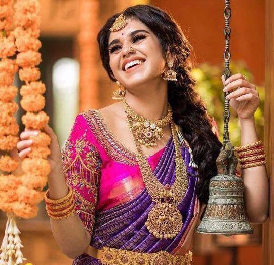 anarasi Soft Silk Saree – Stunning Luster & Ideal Pairing with Golden Accessories