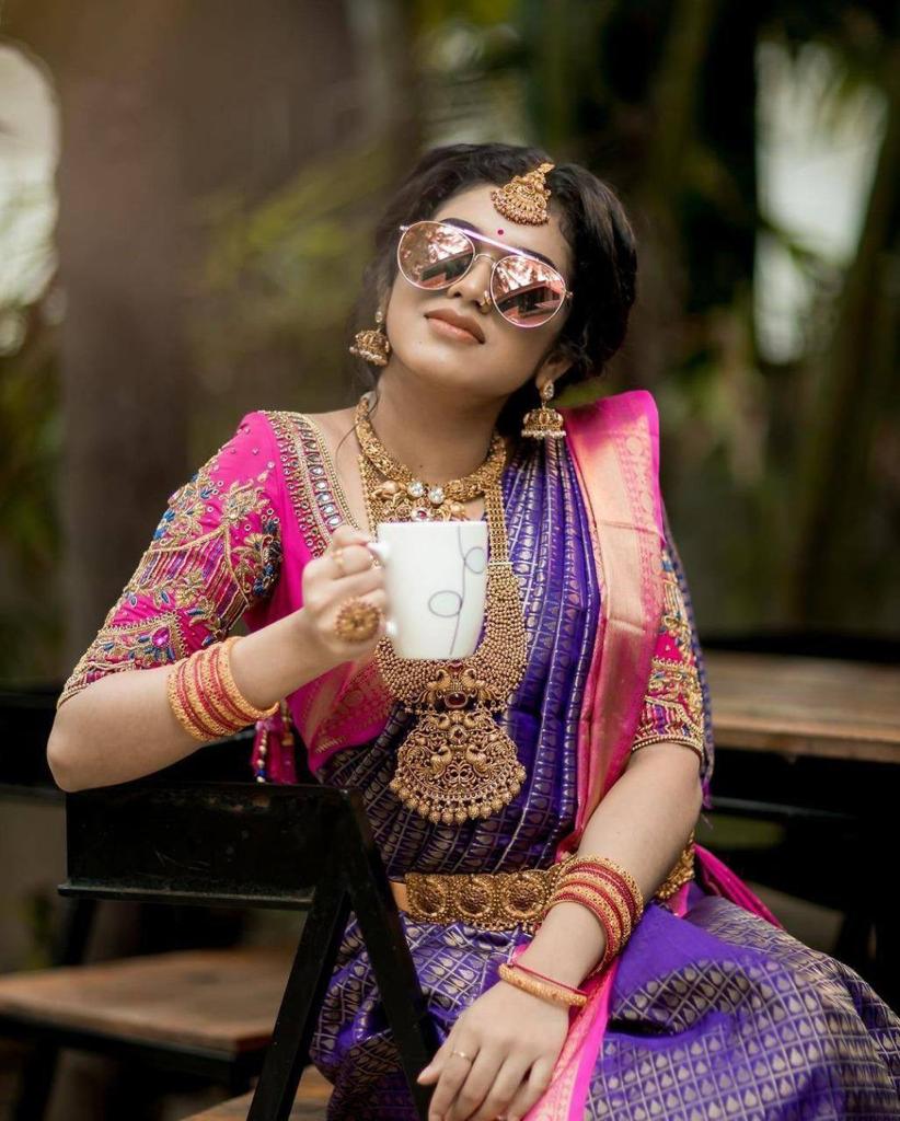 anarasi Soft Silk Saree – Stunning Luster & Ideal Pairing with Golden Accessories