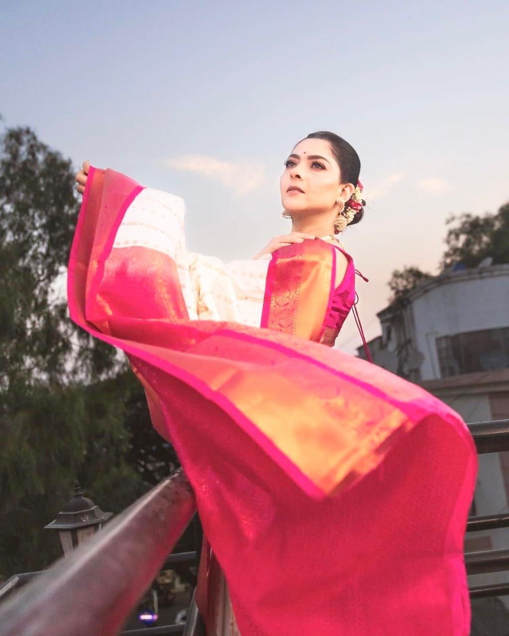 Banarasi Soft Silk Saree with Exquisite Brocade & Copper Zari Weaving